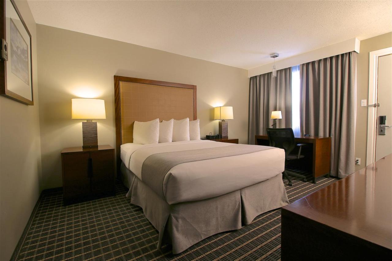Clarion Pointe Hotell Medicine Hat Exteriör bild