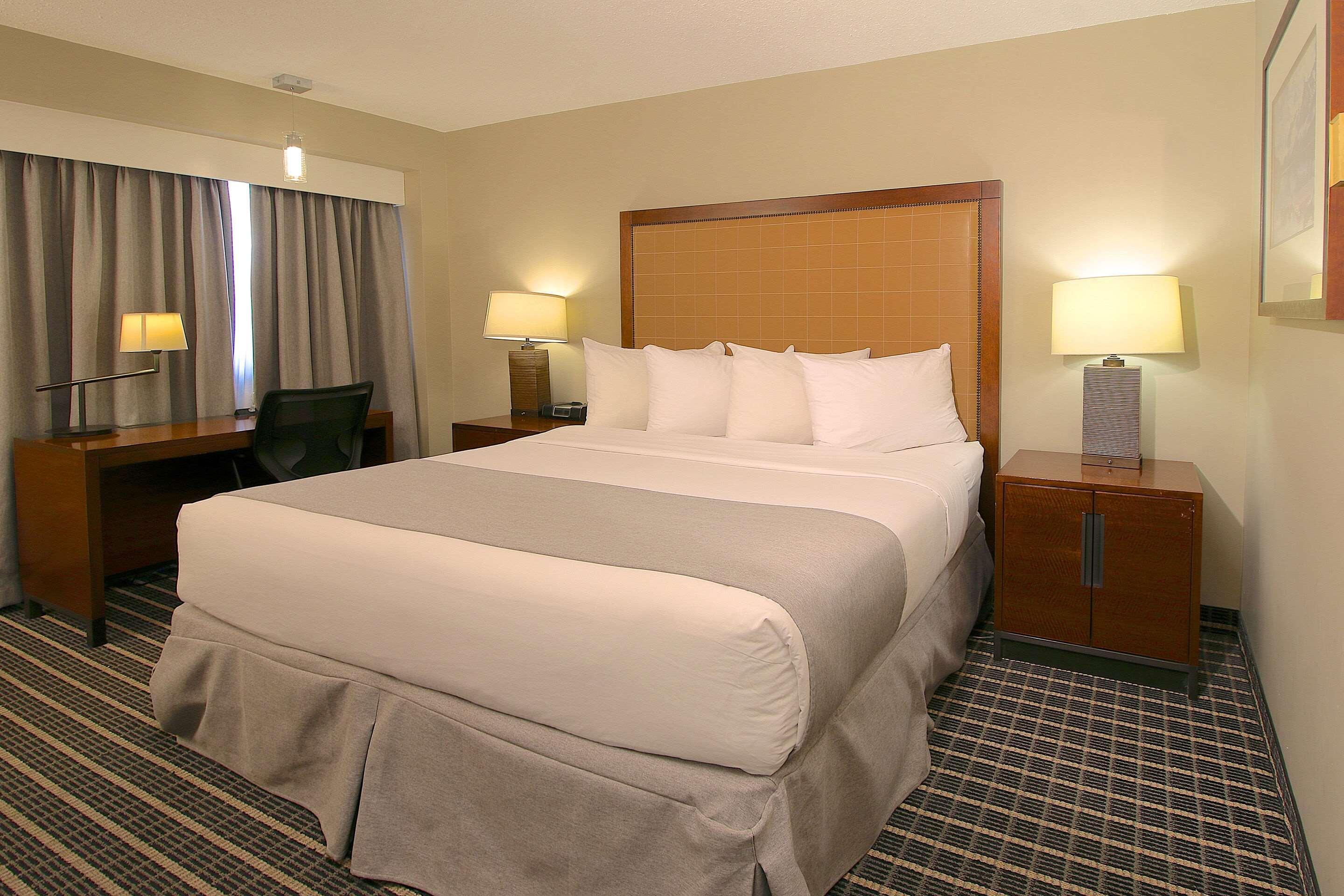 Clarion Pointe Hotell Medicine Hat Exteriör bild