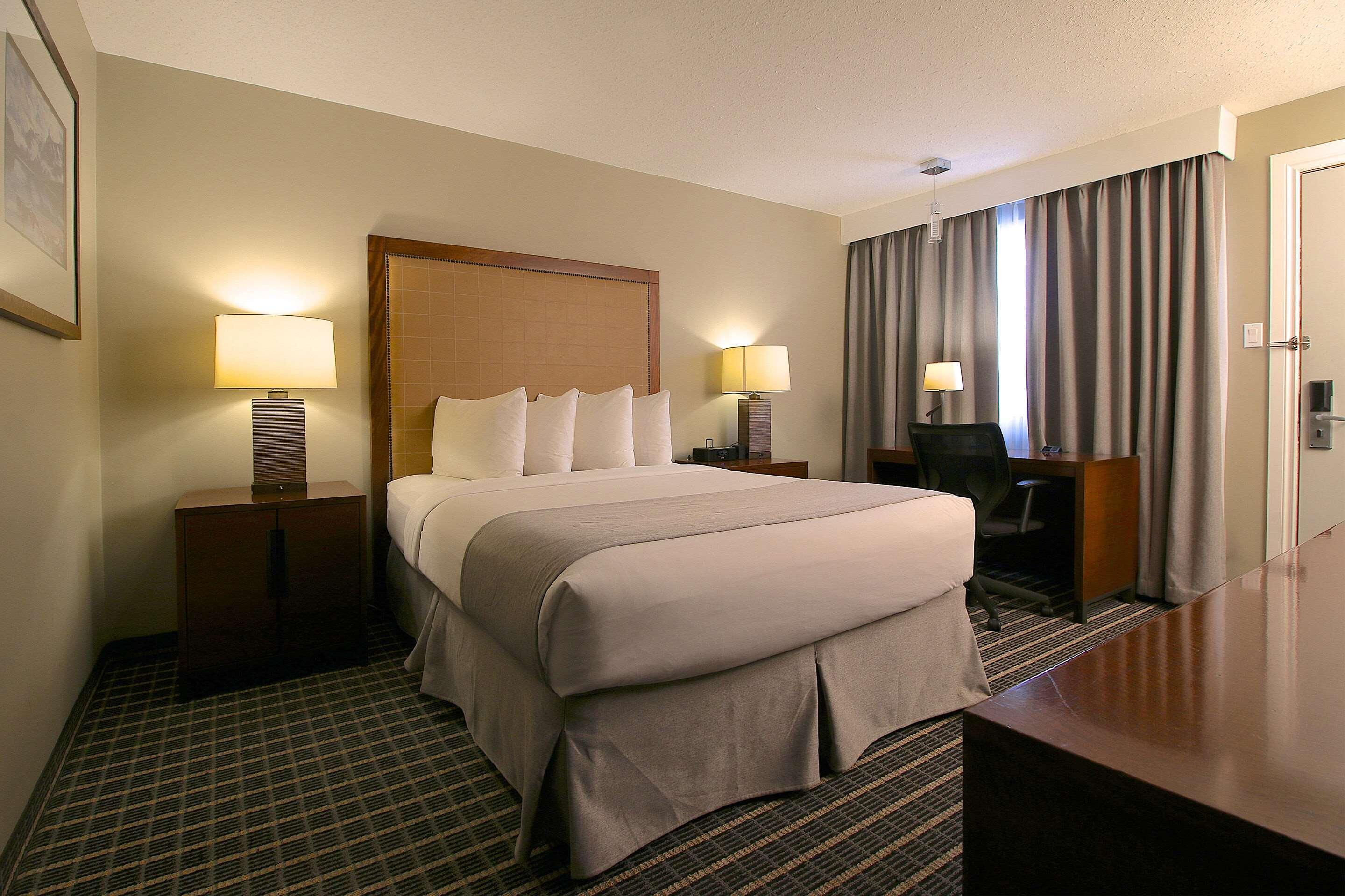Clarion Pointe Hotell Medicine Hat Exteriör bild