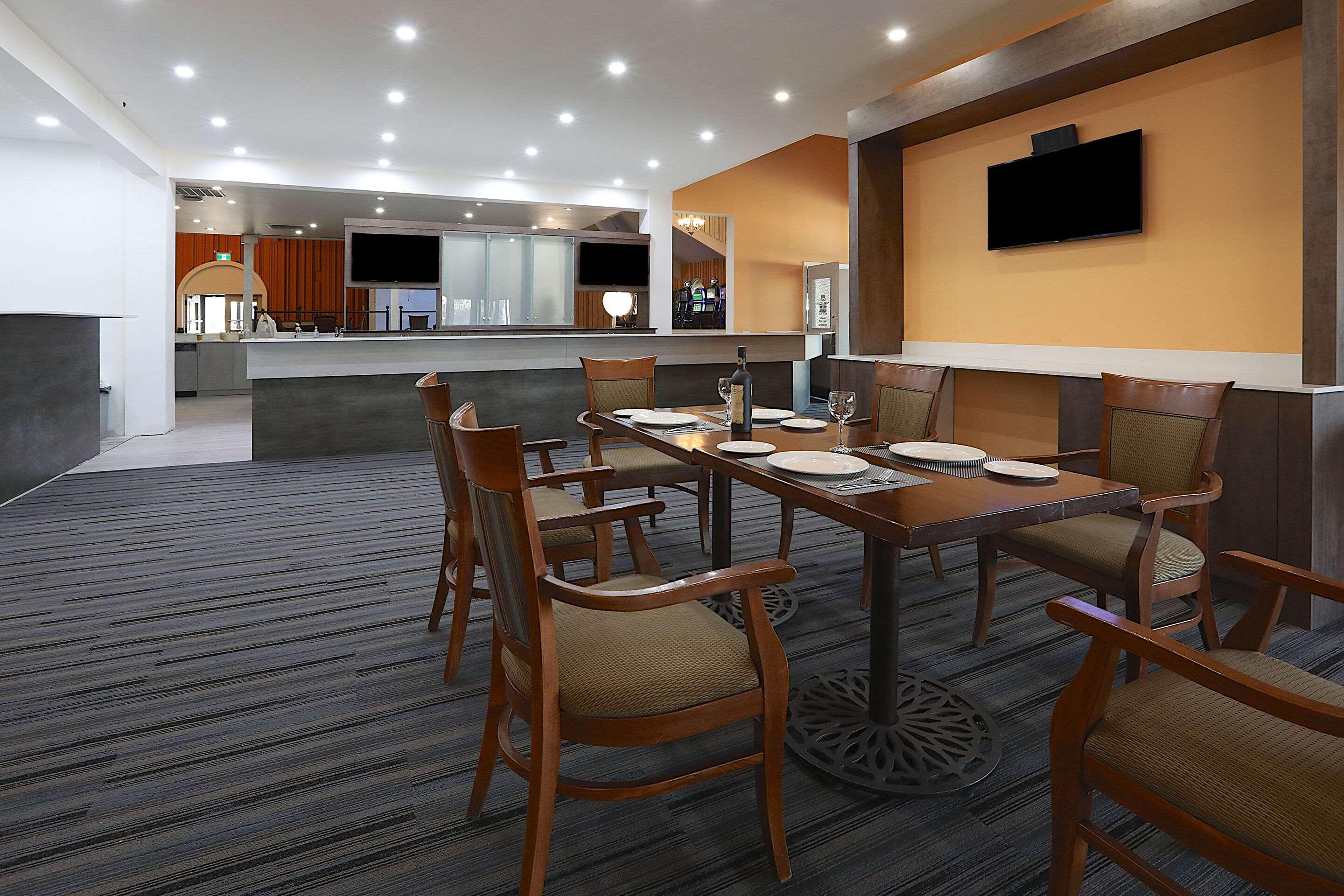 Clarion Pointe Hotell Medicine Hat Exteriör bild