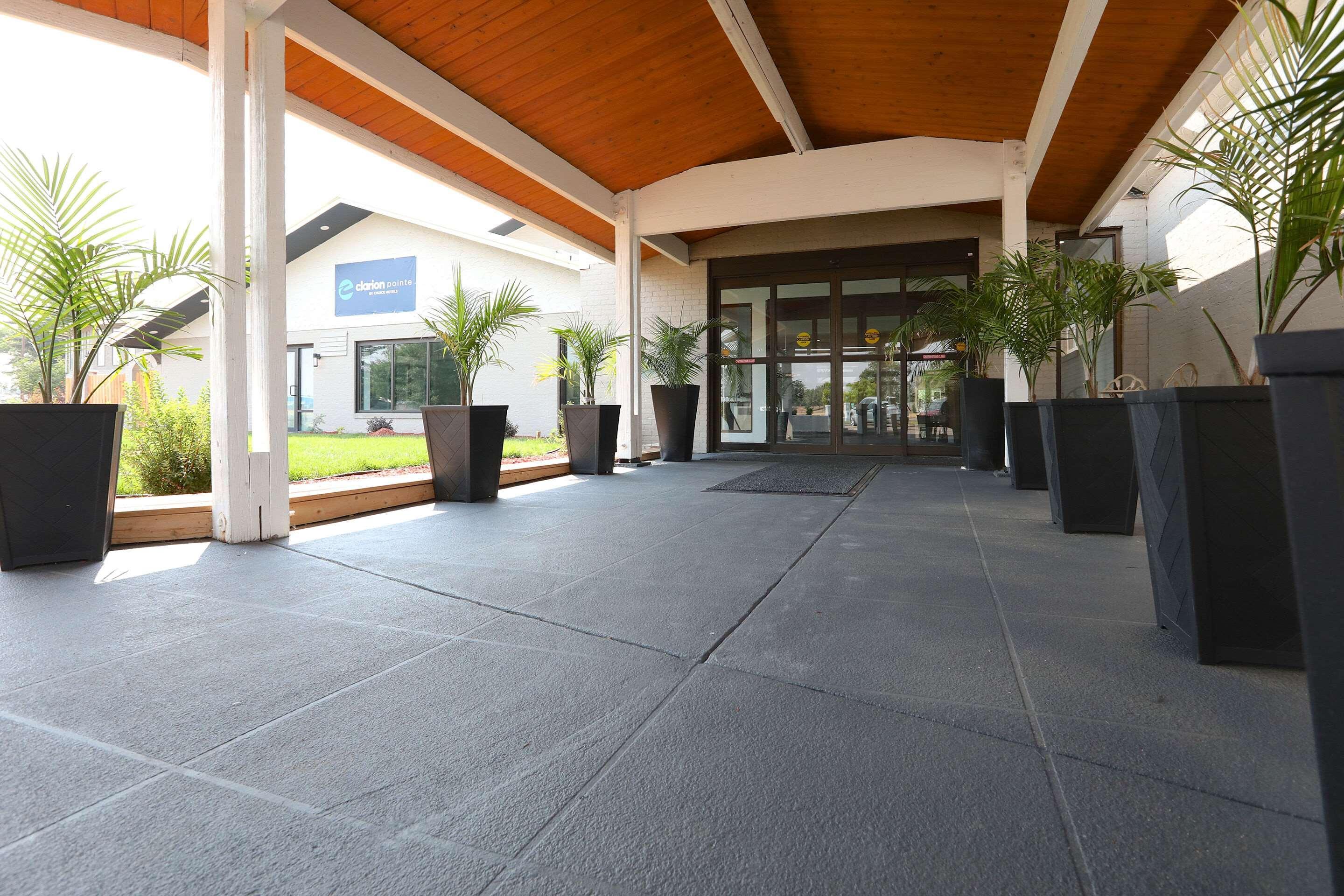 Clarion Pointe Hotell Medicine Hat Exteriör bild